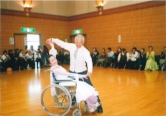 笑顔あふれる車椅子ダンスカップル